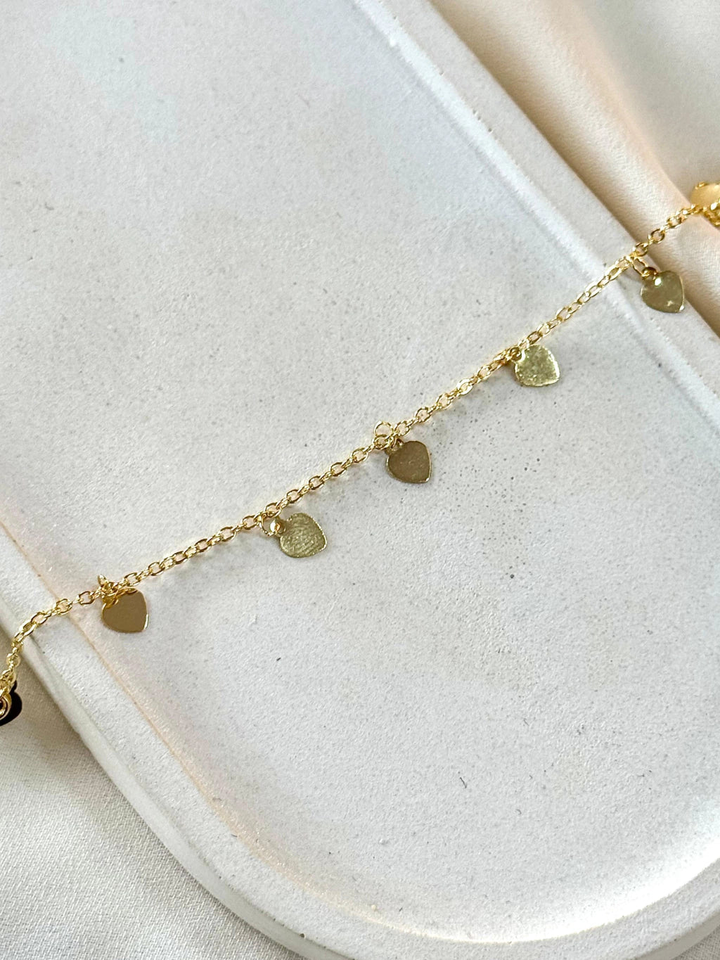 Pulseira corações pendurados