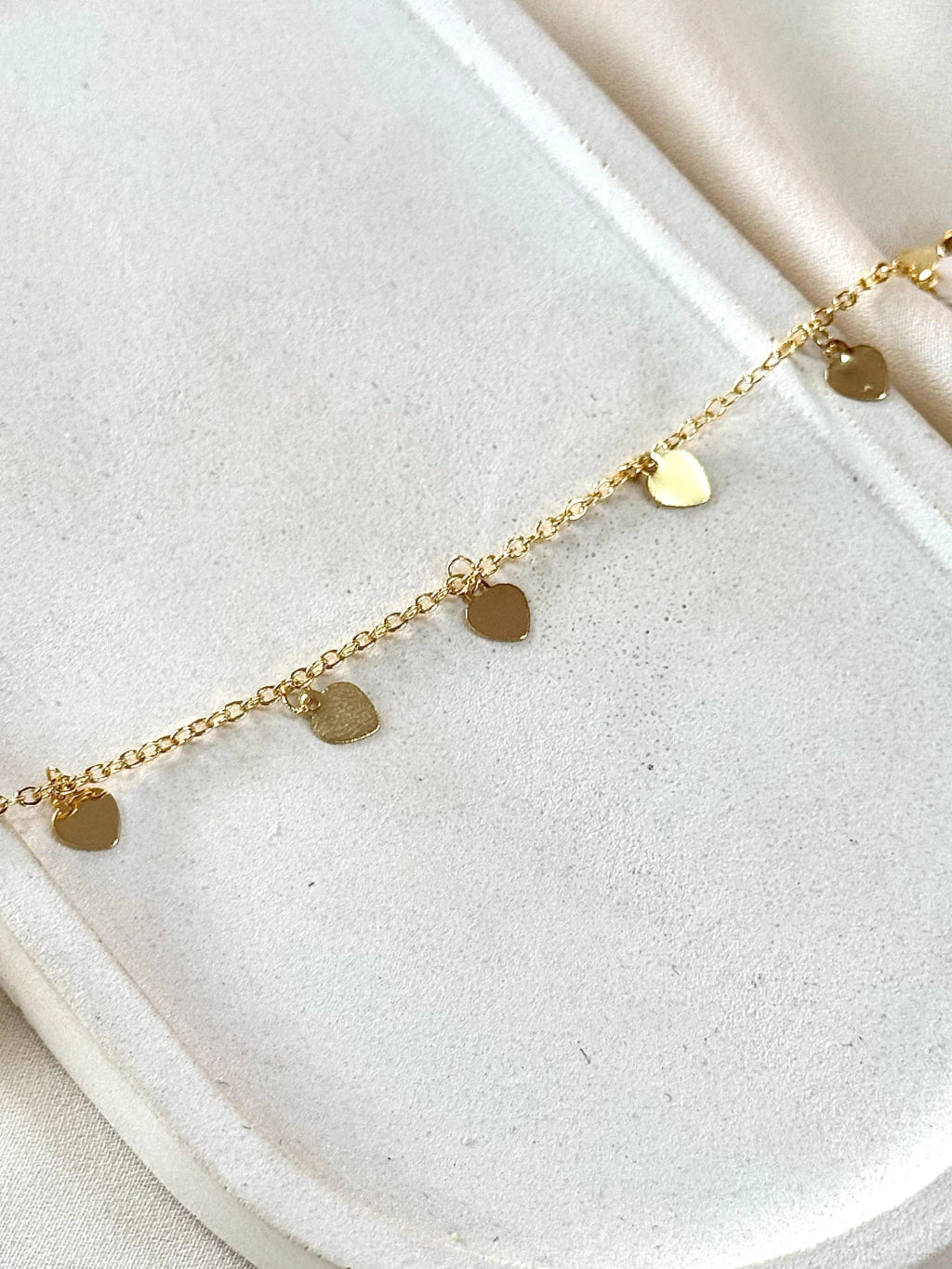 Pulseira corações pendurados