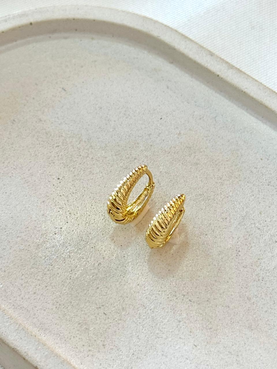 Argola oval trabalhada P