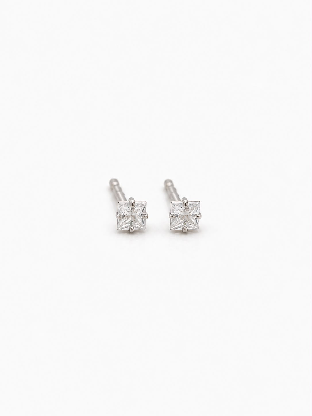 Brinco zircônia quadrada cristal 4mm 