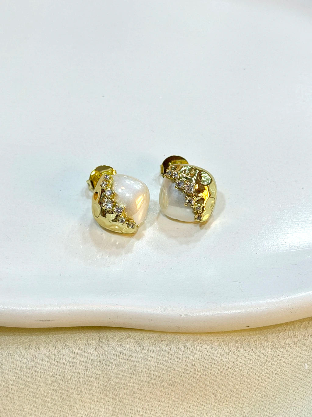 Brinco pérola trabalhado