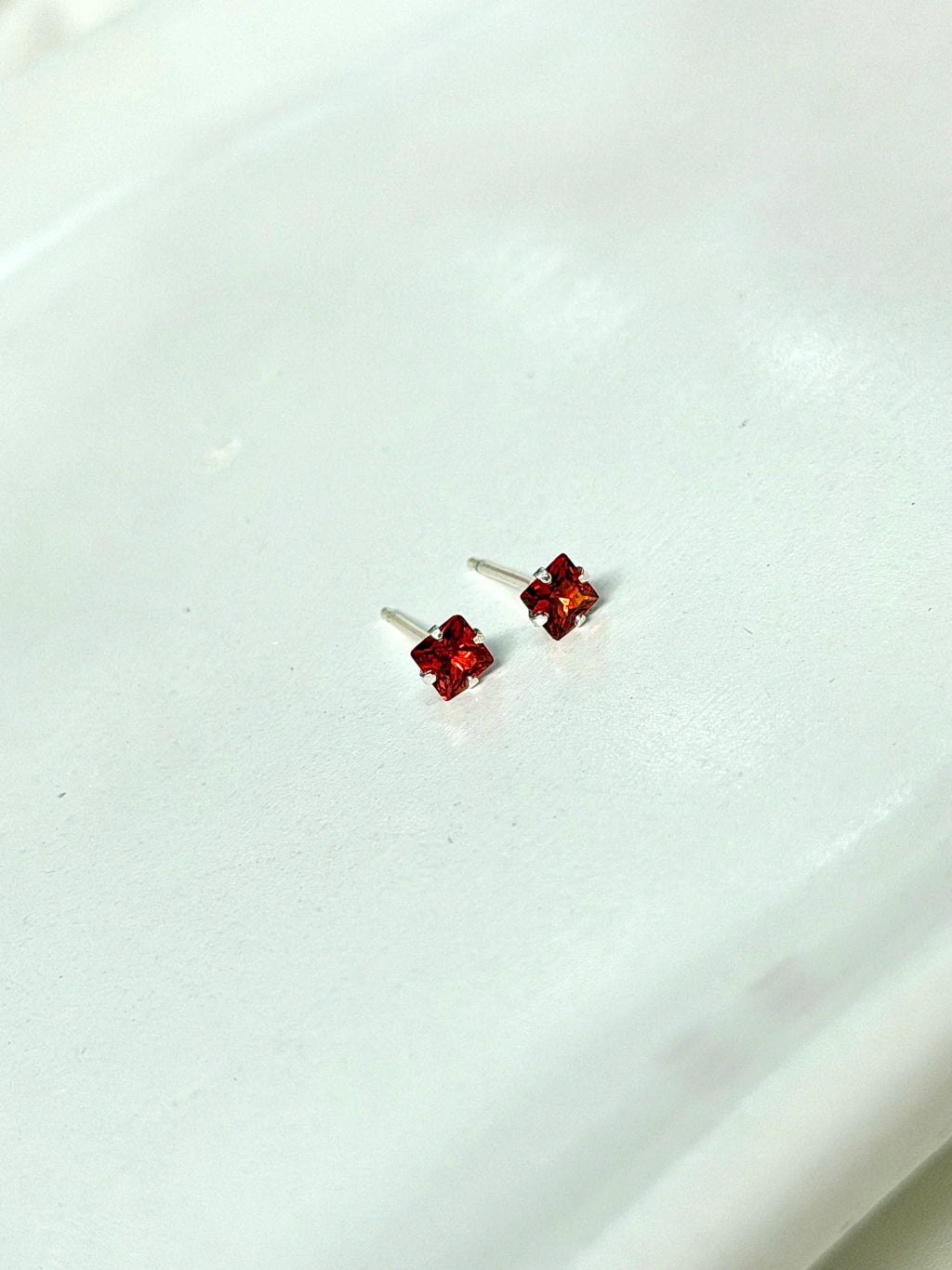 Brinco quadrado vermelho 4 mm