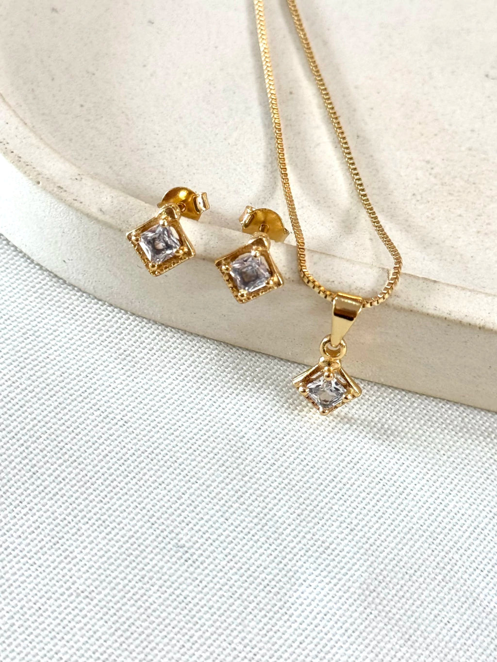 Conjunto quadrado com uma zircônia