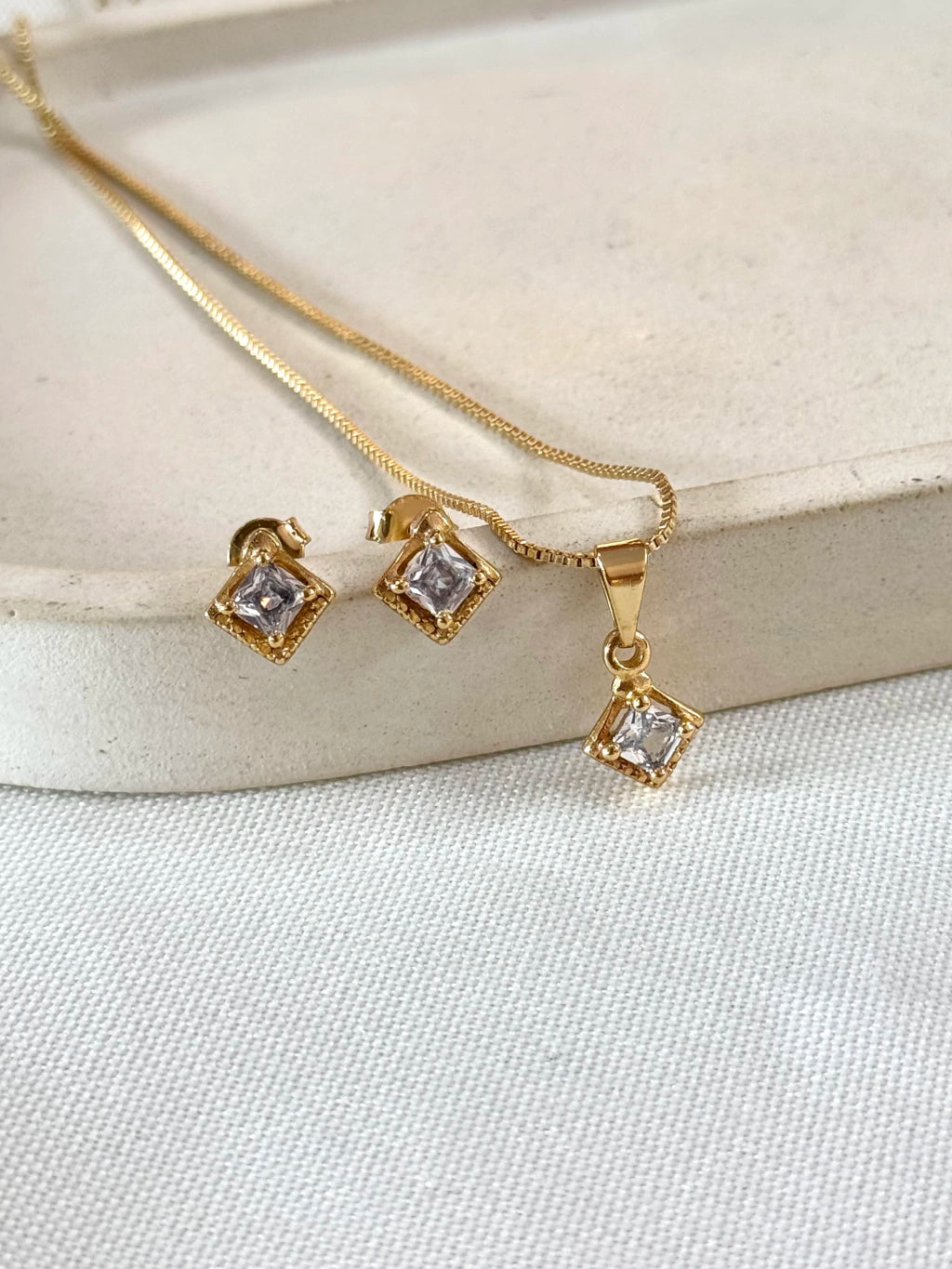 Conjunto quadrado com uma zircônia