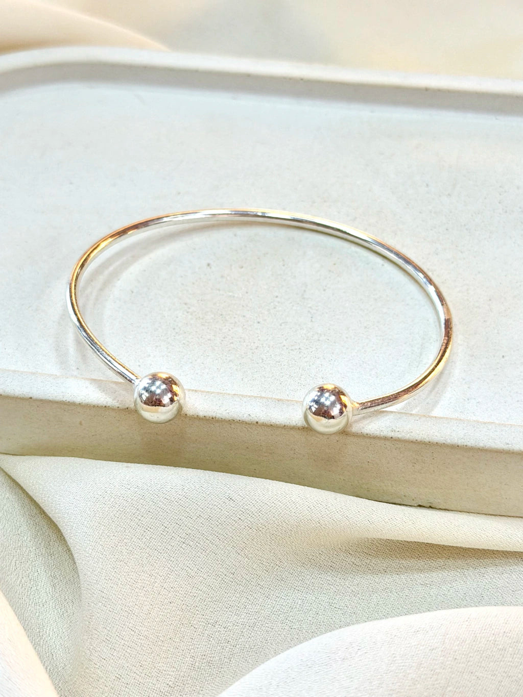 Bracelete bolas ajustável