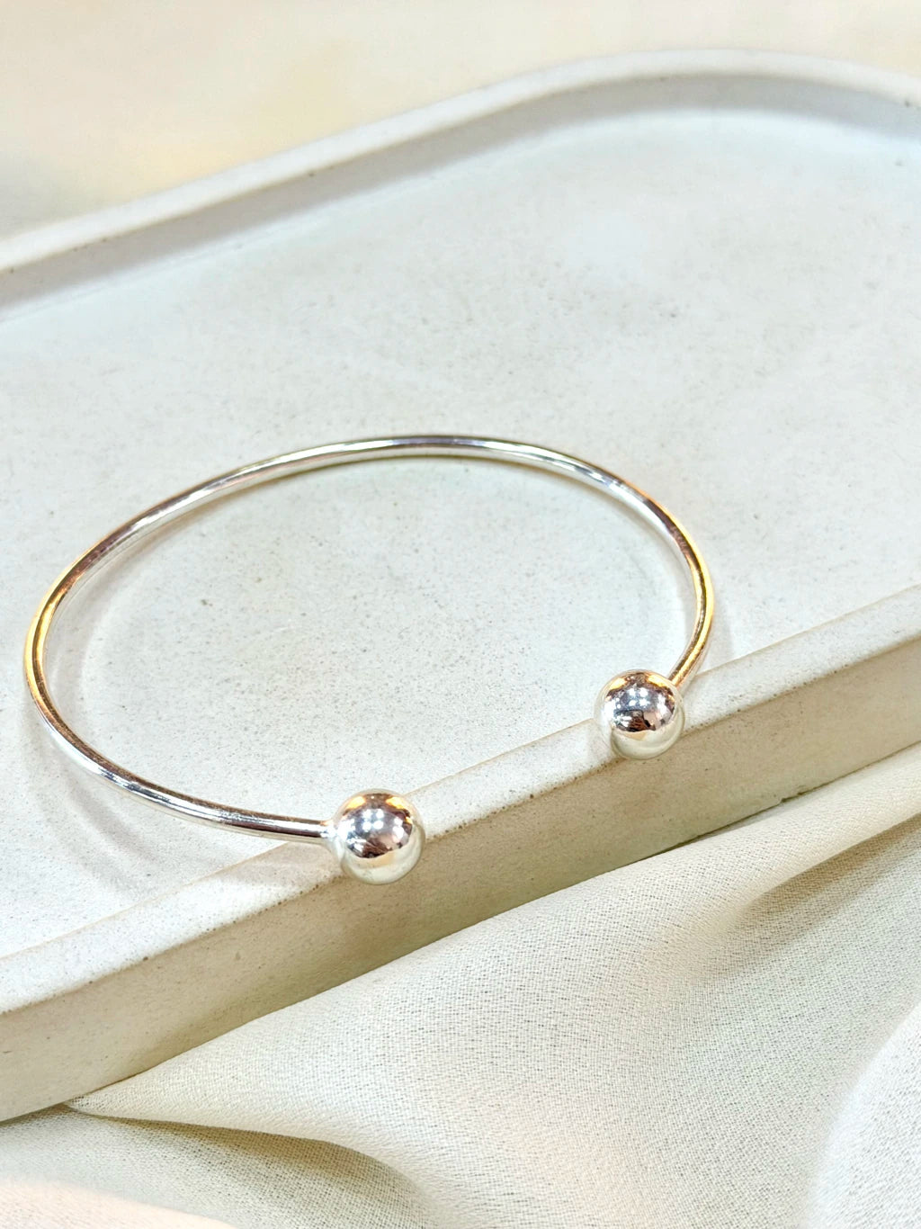 Bracelete bolas ajustável