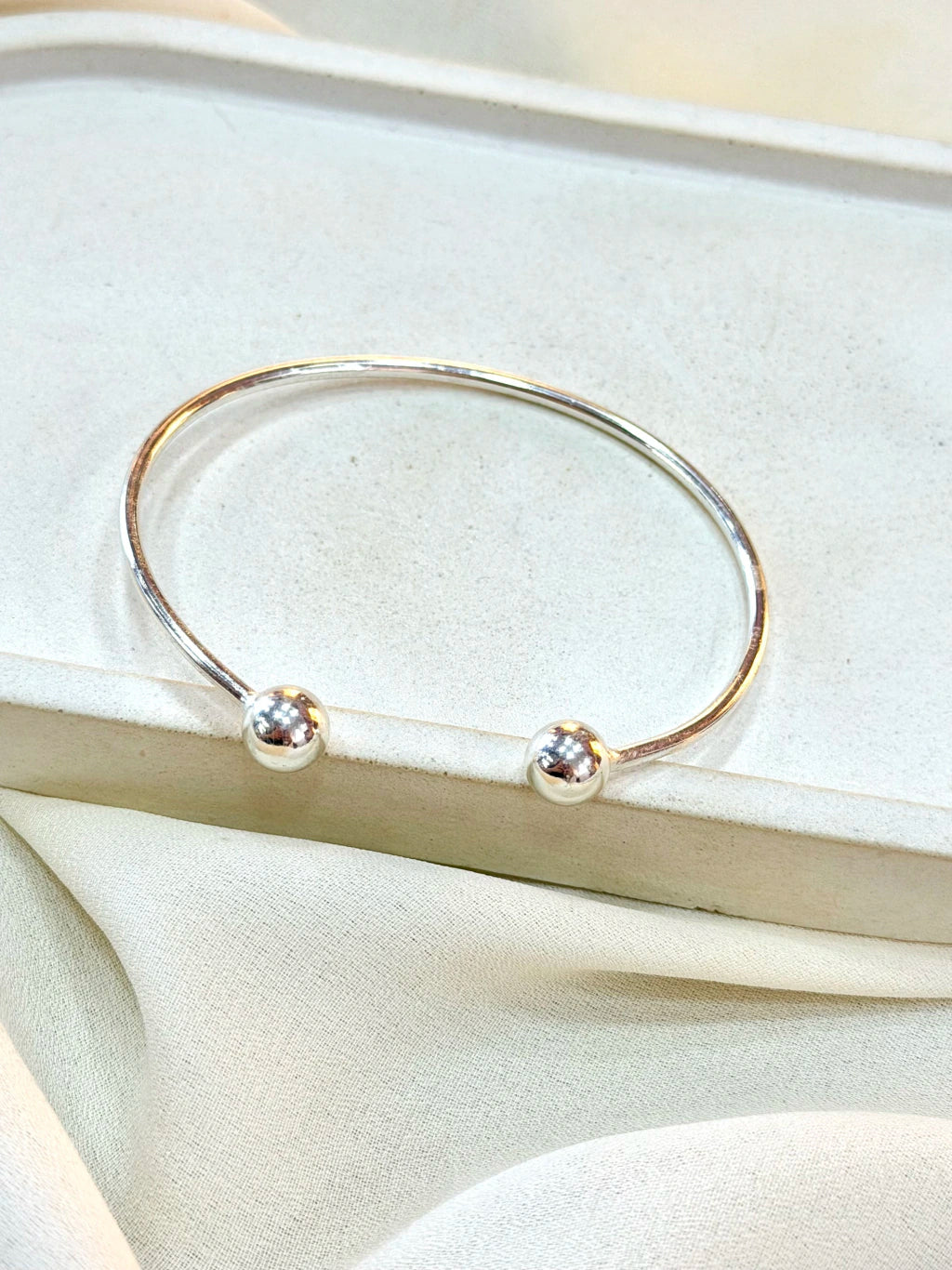 Bracelete bolas ajustável