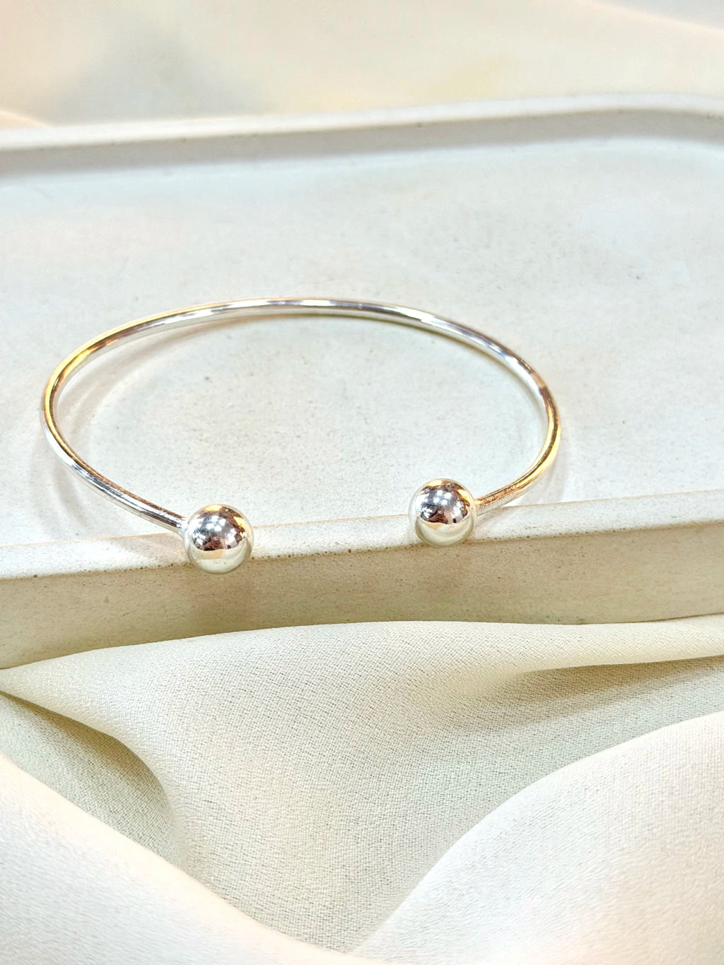 Bracelete bolas ajustável