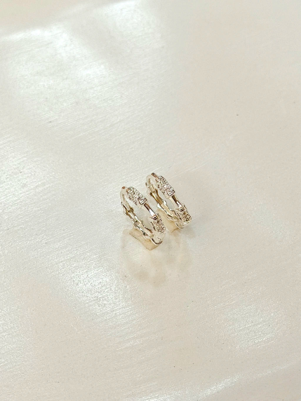 Argola trabalhada cravejada