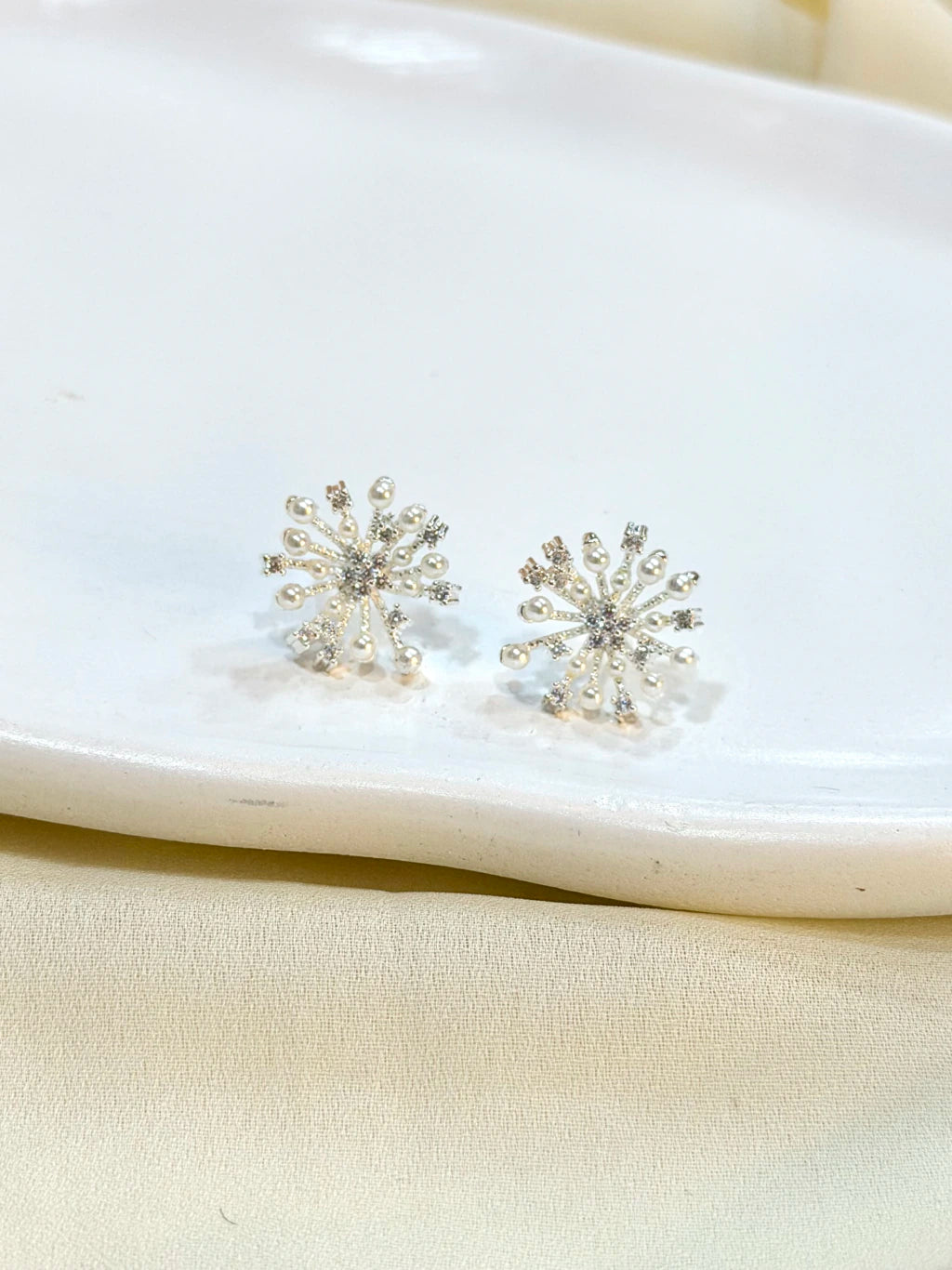 Brinco chuva com pérolas e zircônias