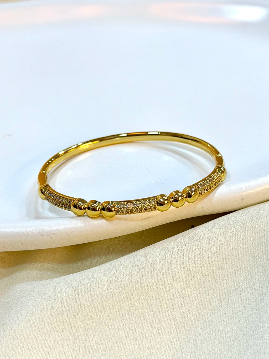 Bracelete trabalhado cravejado