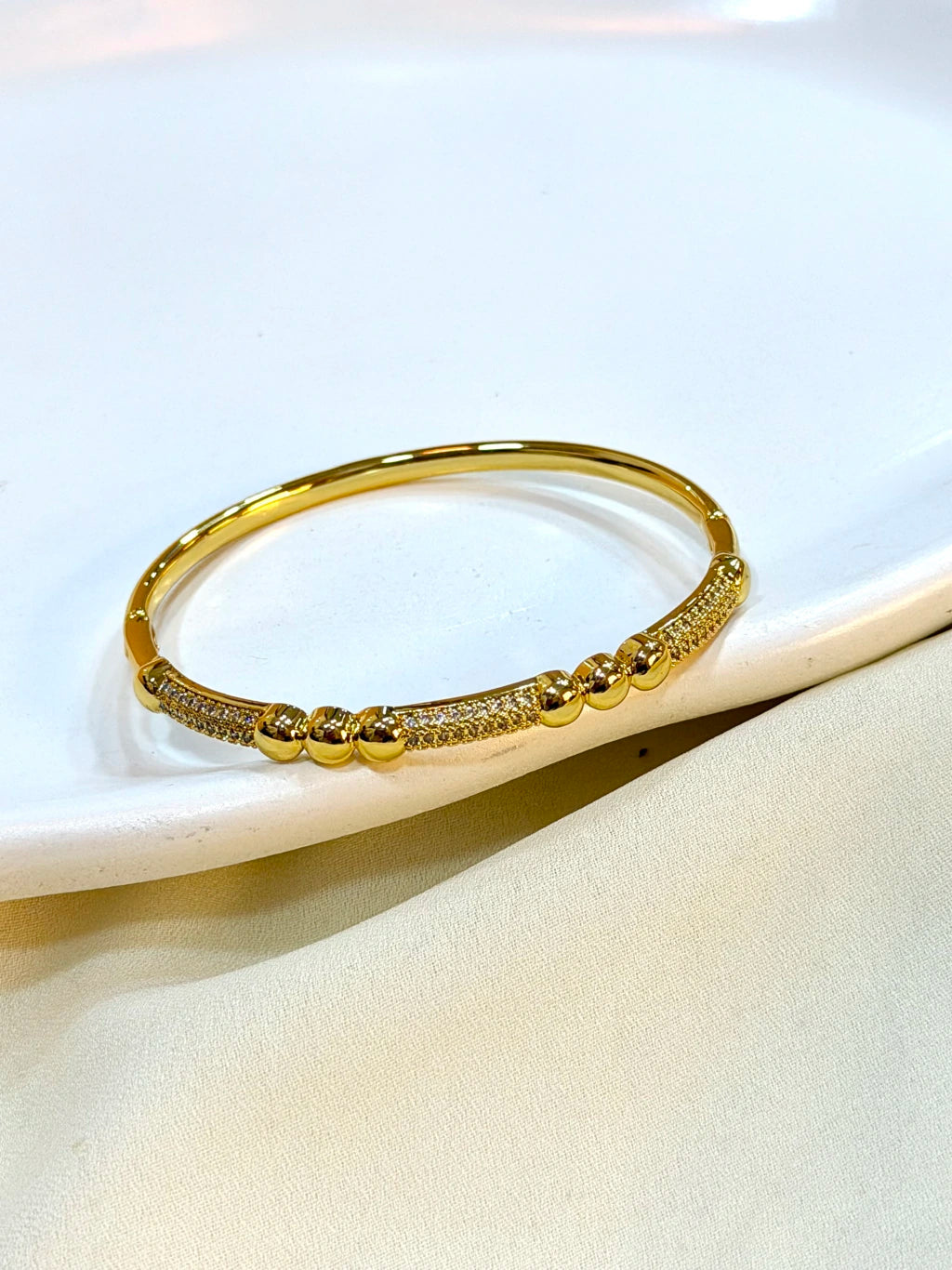 Bracelete trabalhado cravejado