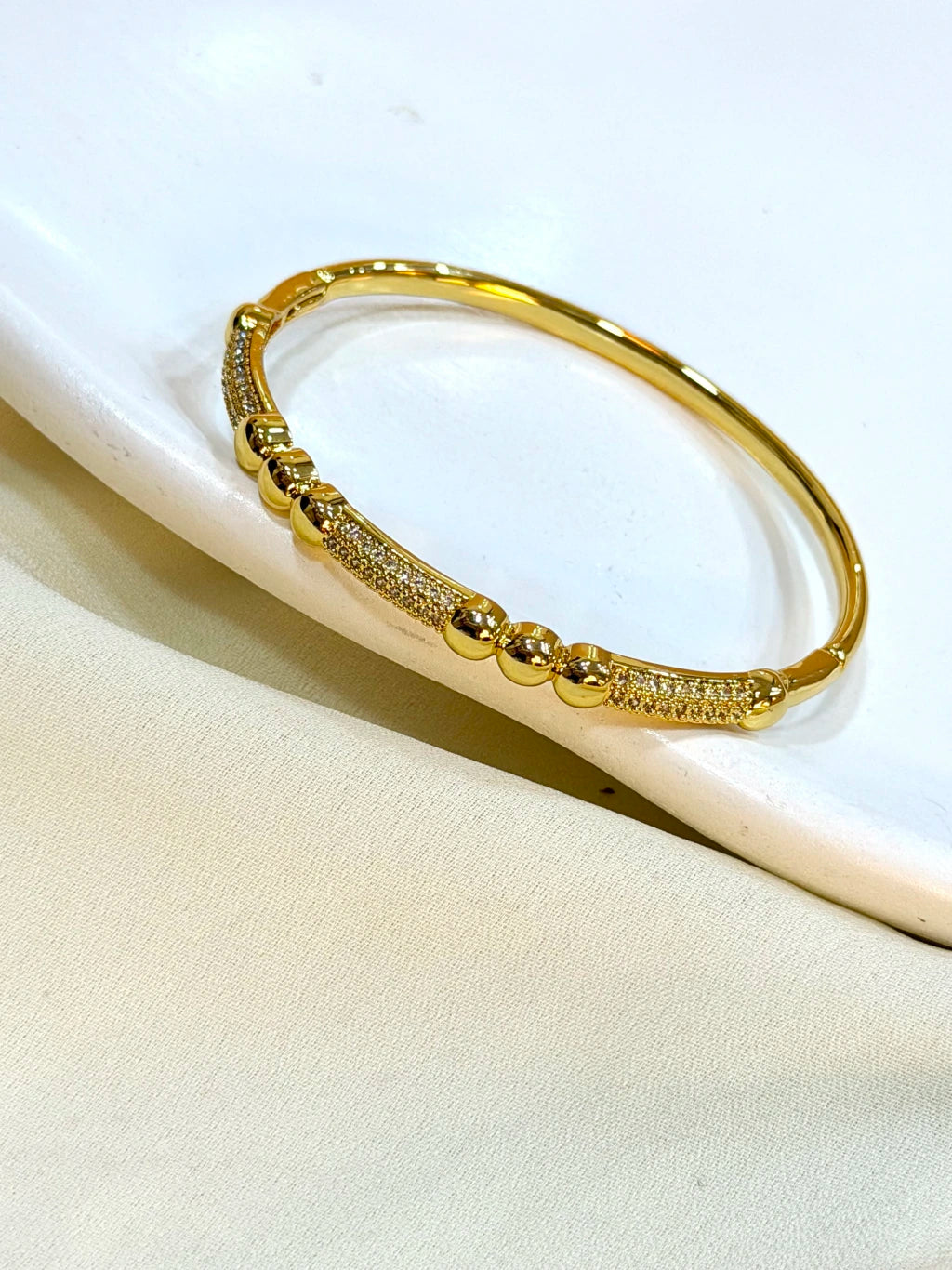 Bracelete trabalhado cravejado