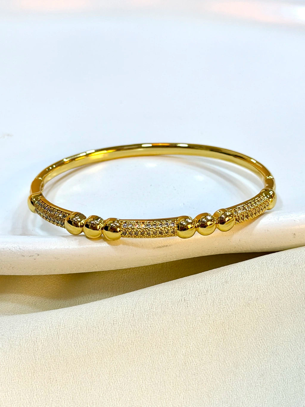 Bracelete trabalhado cravejado