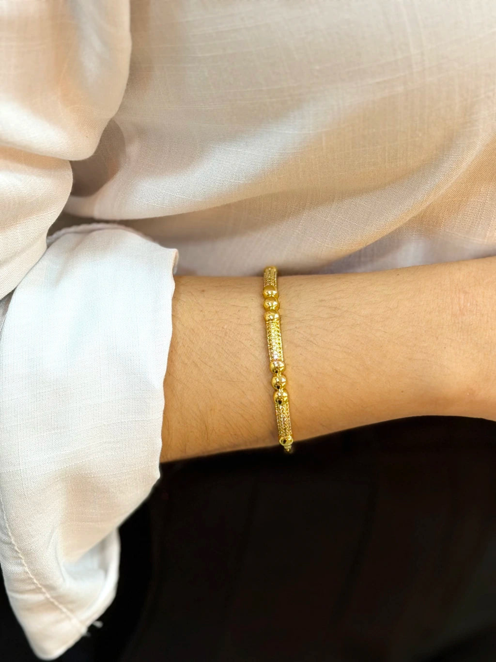 Bracelete trabalhado cravejado