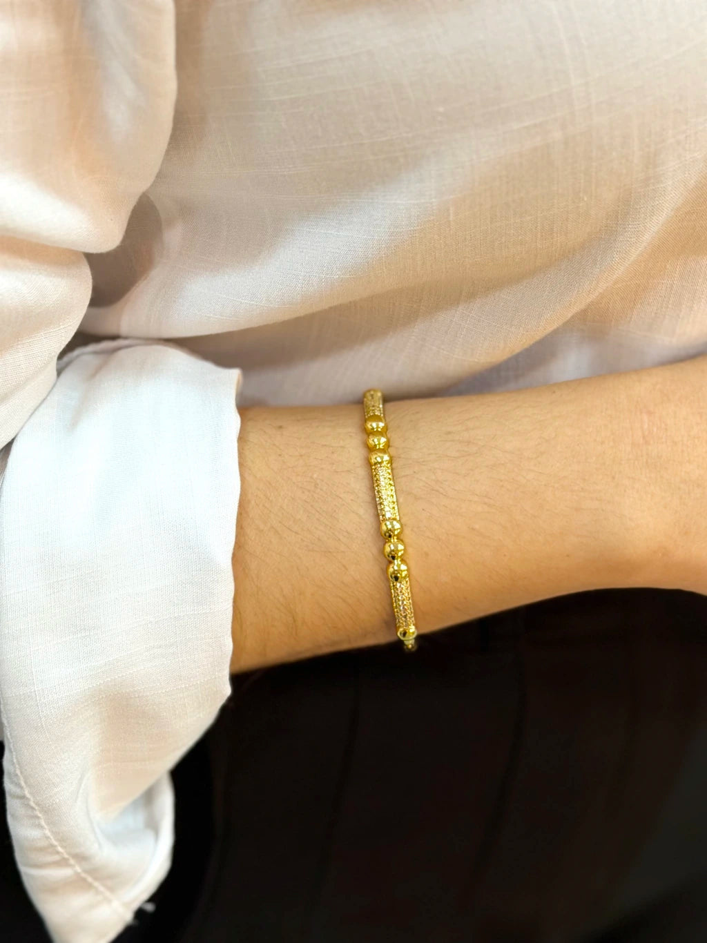 Bracelete trabalhado cravejado