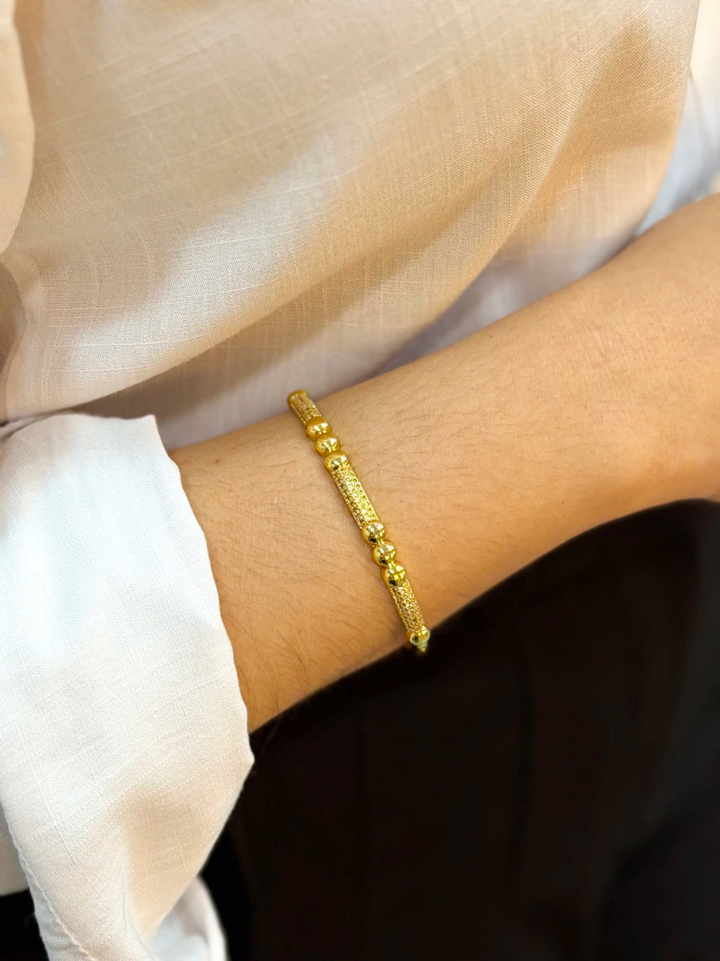 Bracelete trabalhado cravejado