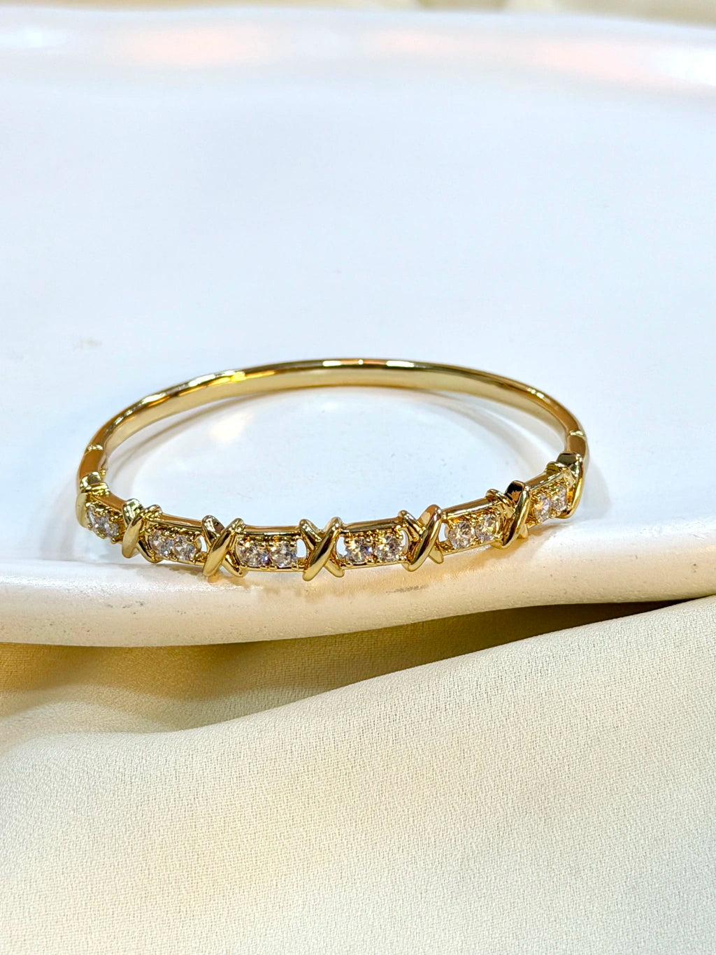 Bracelete trabalhado cravejado