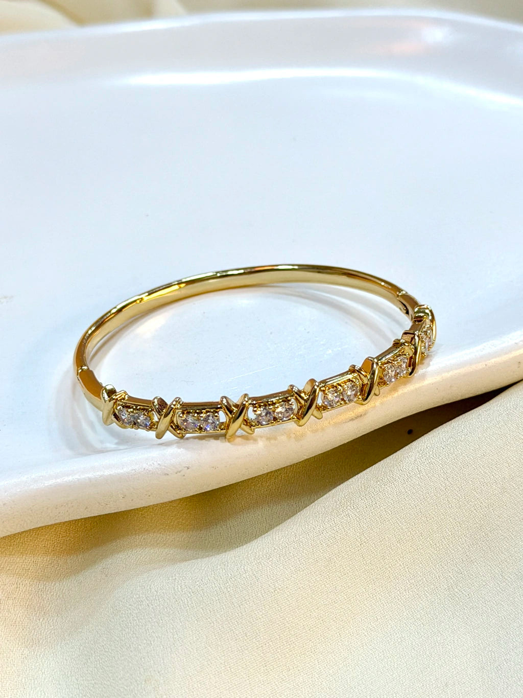 Bracelete trabalhado cravejado