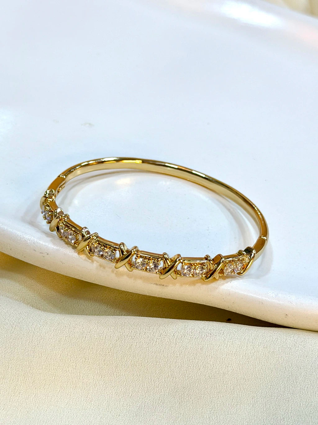 Bracelete trabalhado cravejado