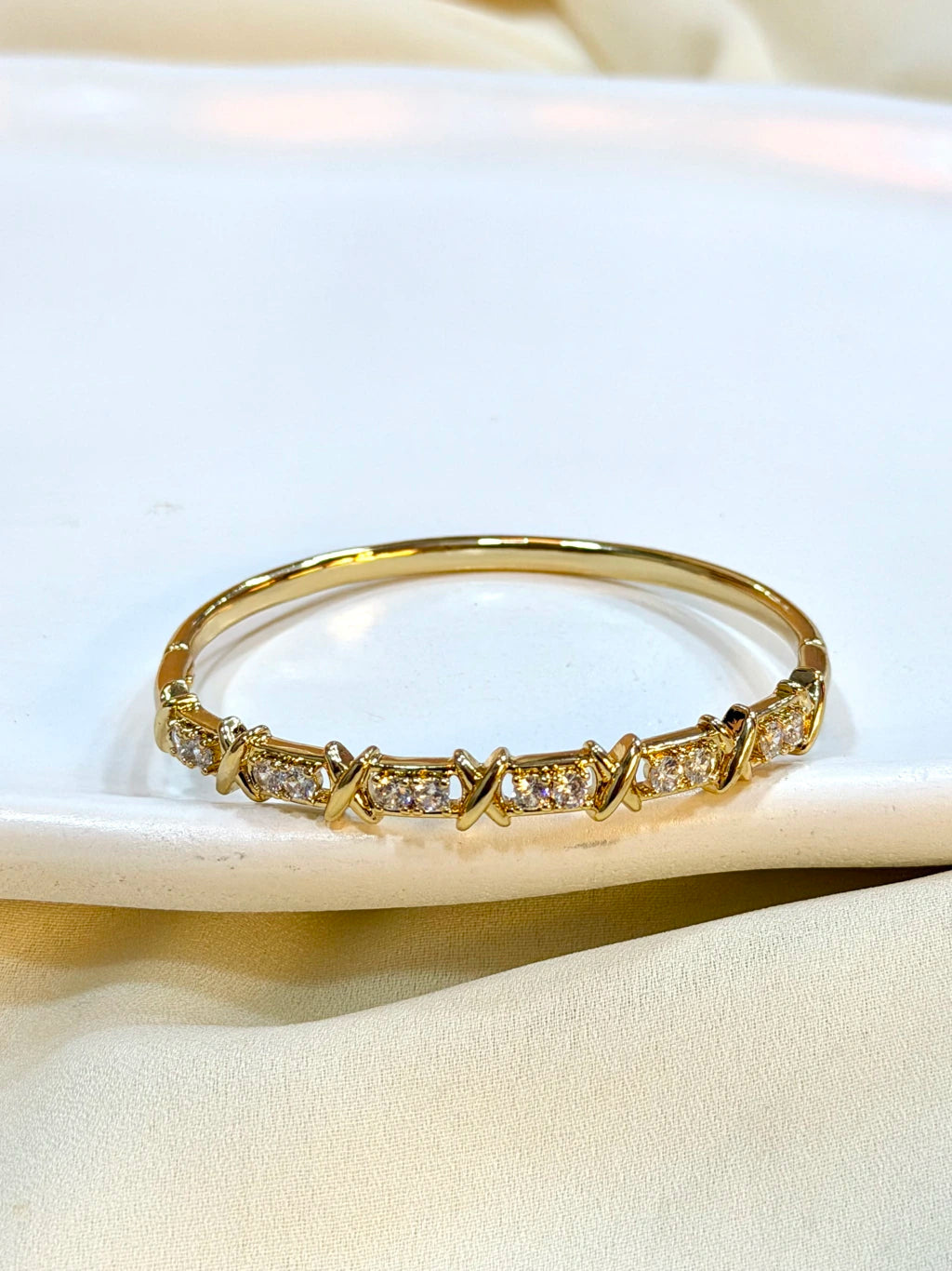 Bracelete trabalhado cravejado