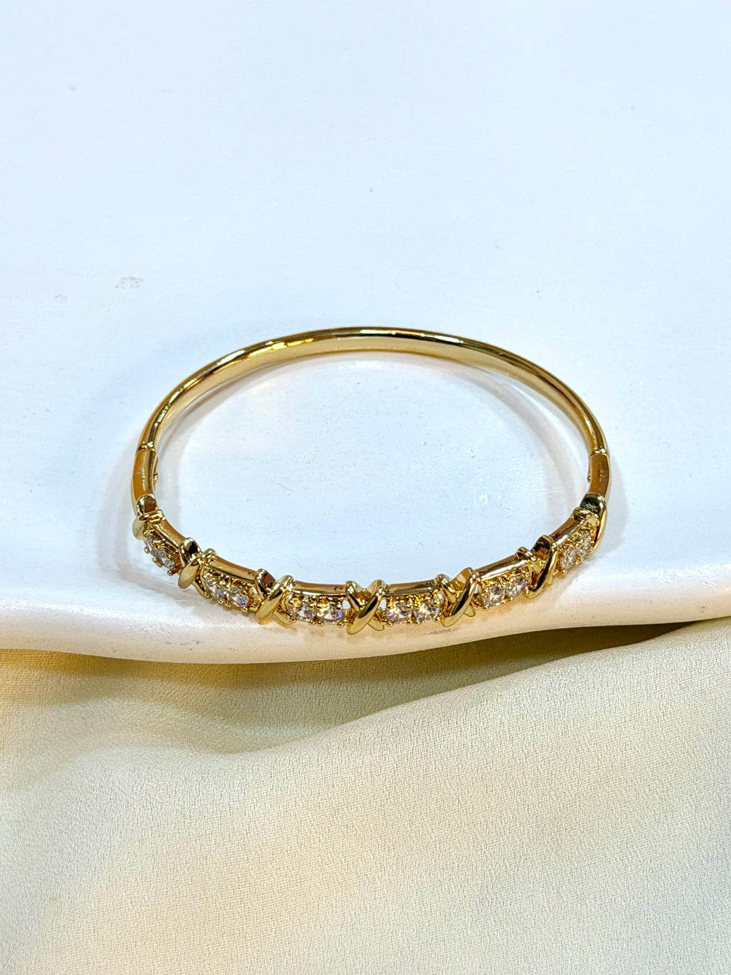 Bracelete trabalhado cravejado