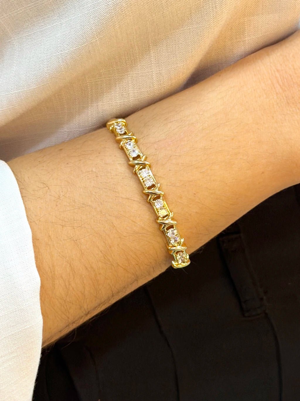 Bracelete trabalhado cravejado