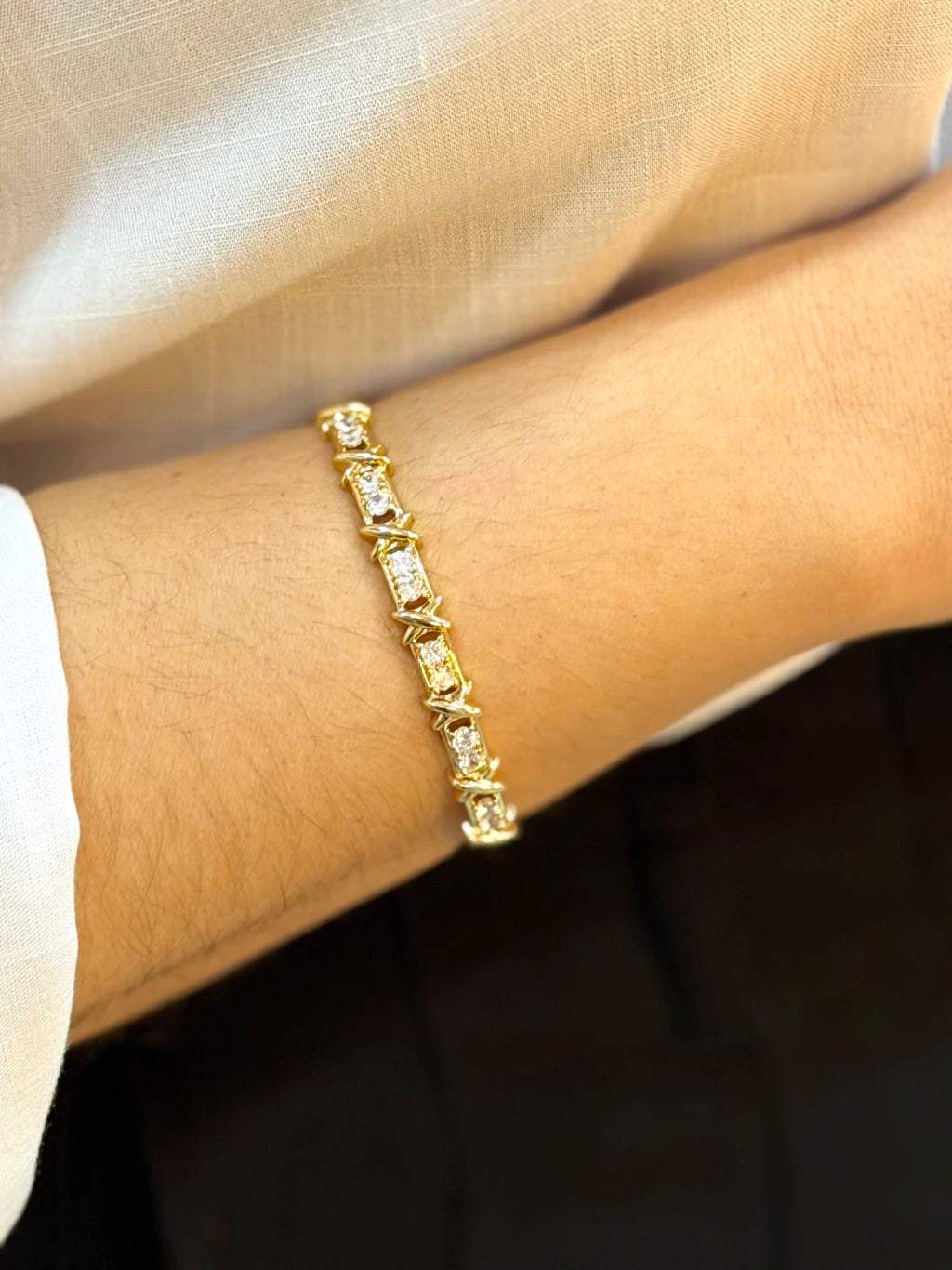 Bracelete trabalhado cravejado