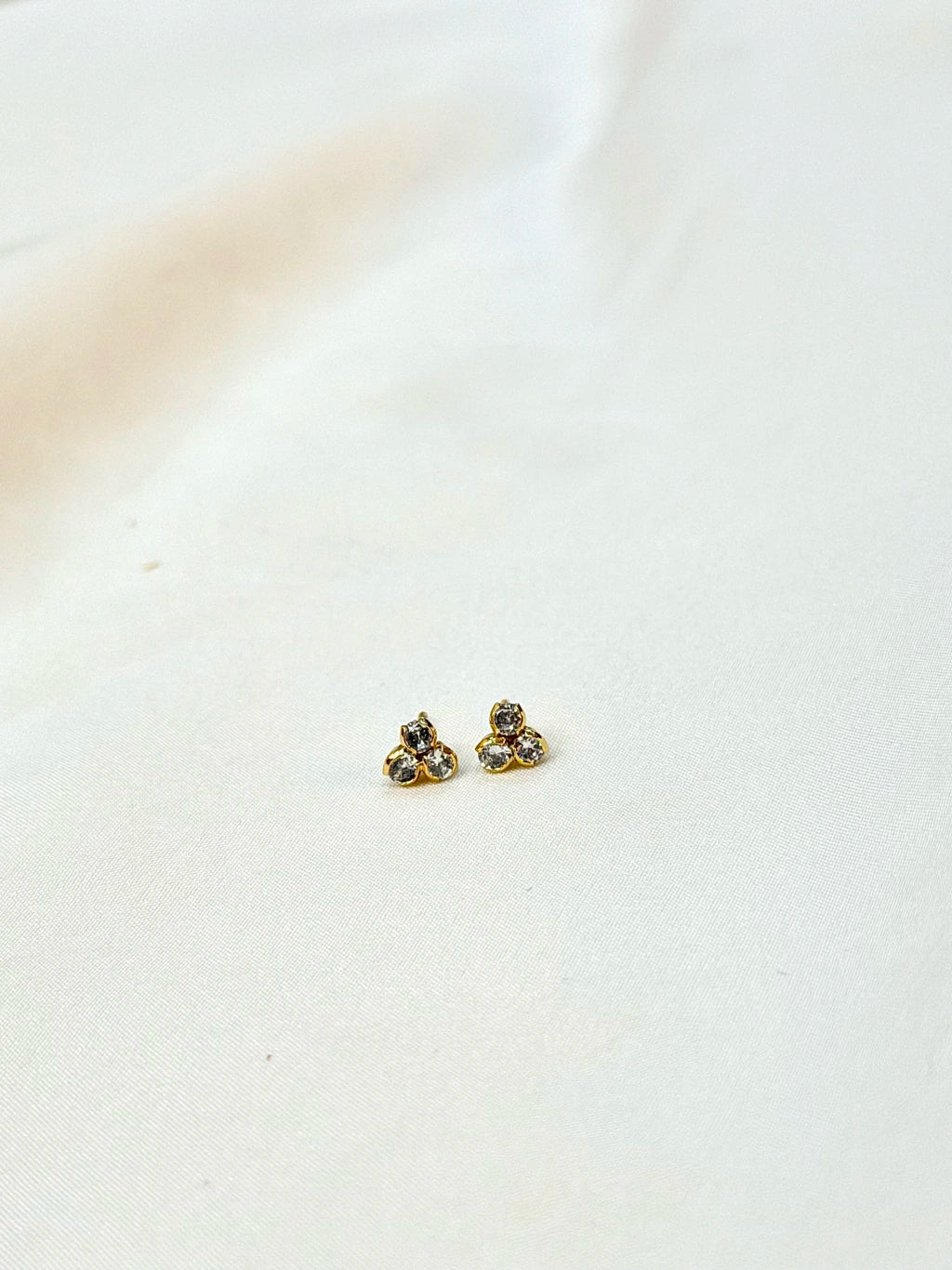 Brinco três Zircônias 5mm