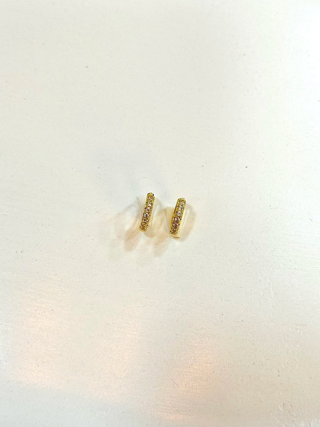 Argola pequena cravejada