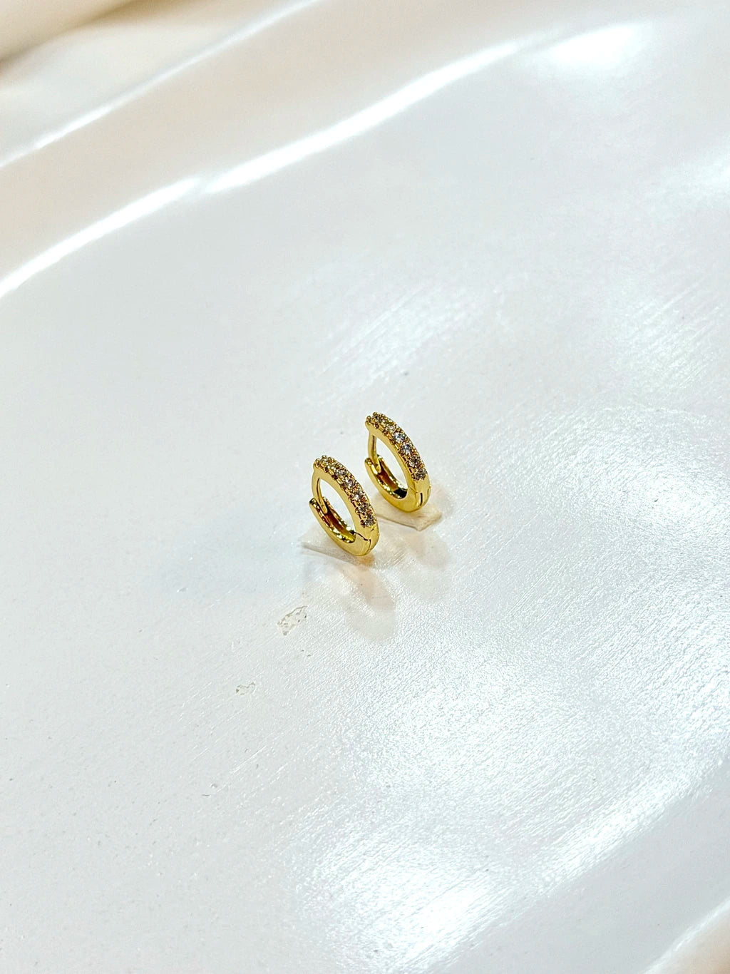 Argola pequena cravejada