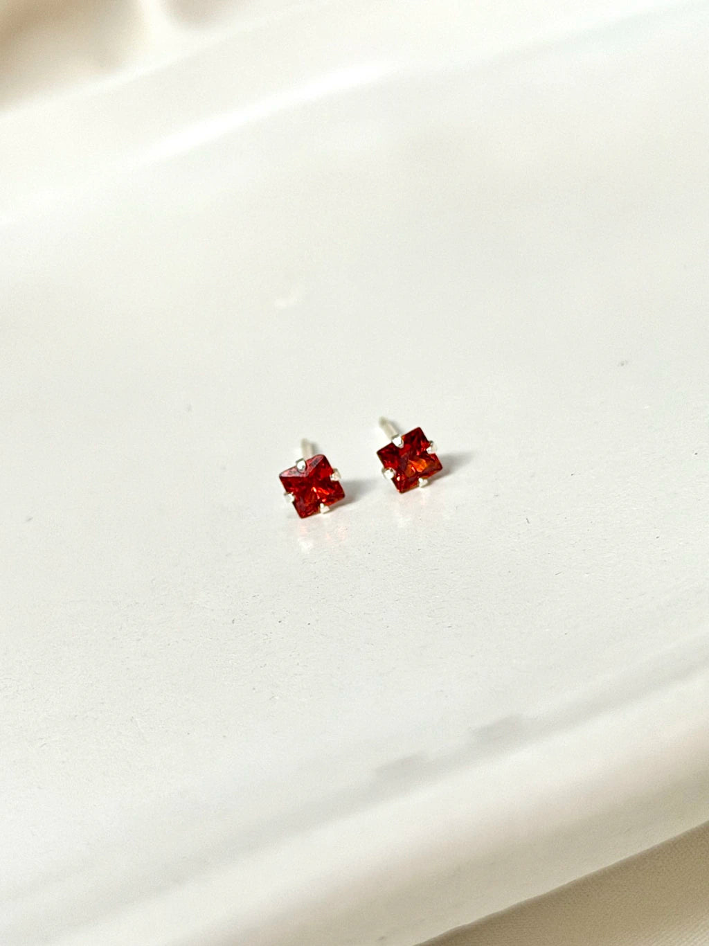 Brinco quadrado vermelho 4 mm