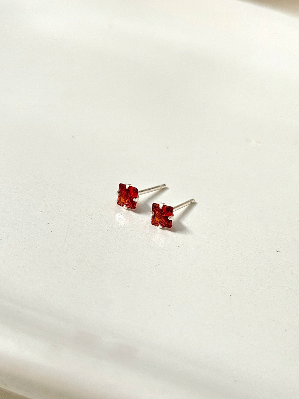 Brinco quadrado vermelho 4 mm