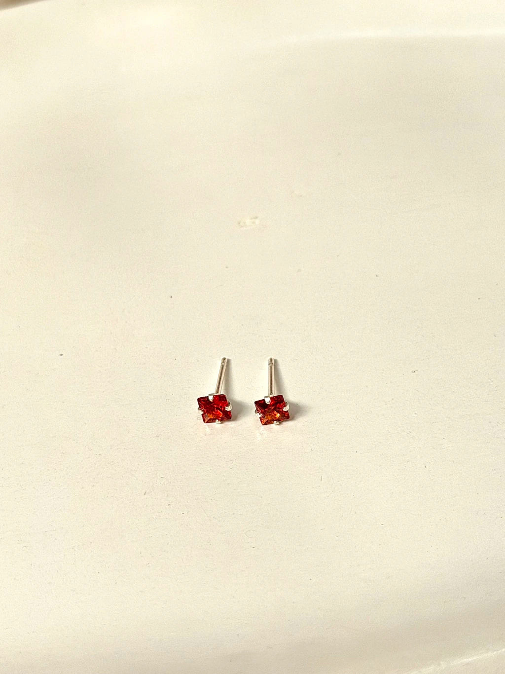 Brinco quadrado vermelho 4 mm