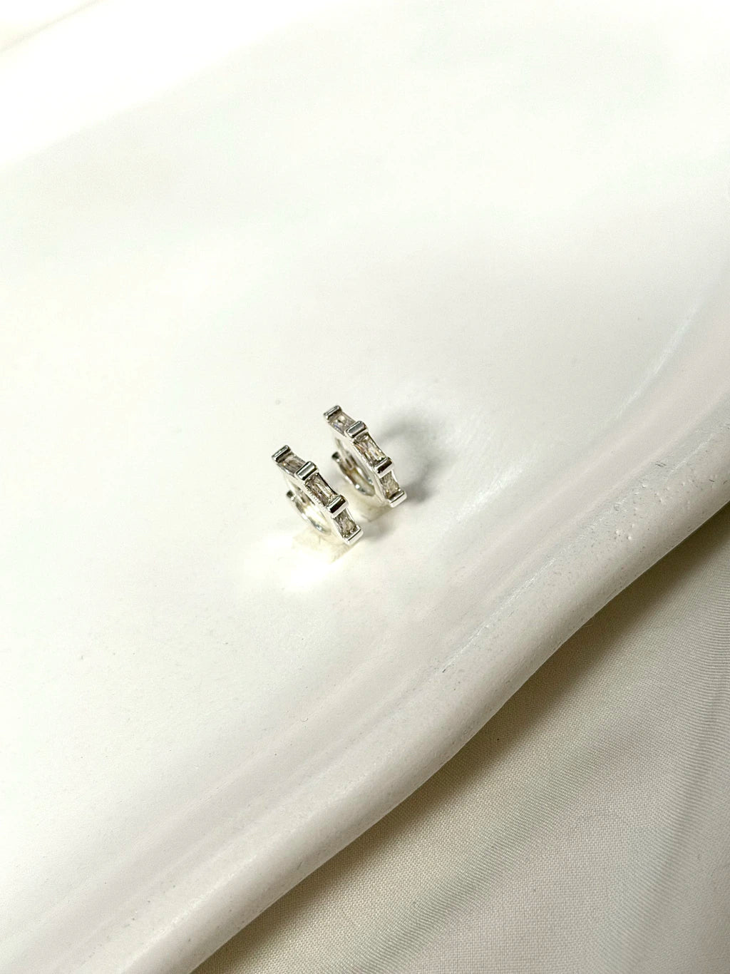 Argola cristais brancos P