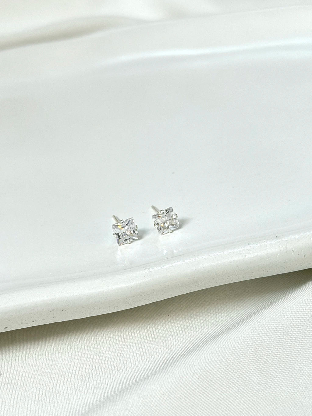 Brinco quadrado cristal branco 6mm