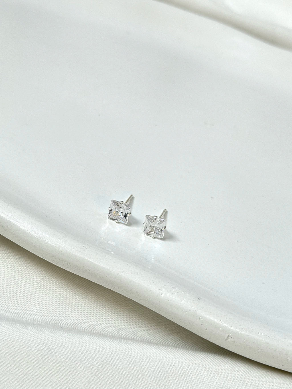 Brinco quadrado cristal branco 6mm