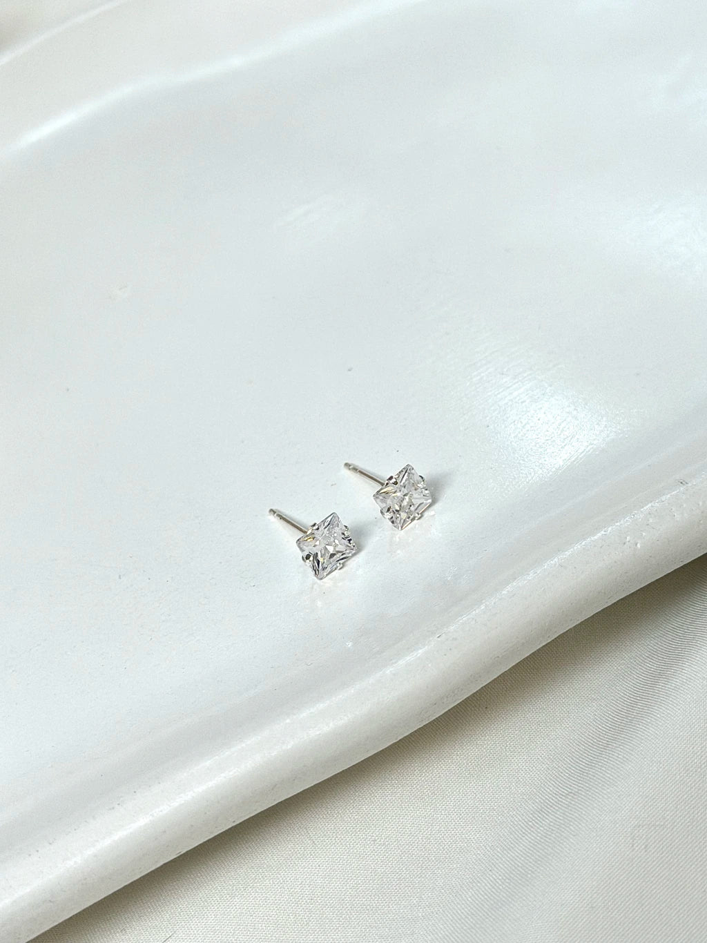 Brinco quadrado cristal branco 6mm