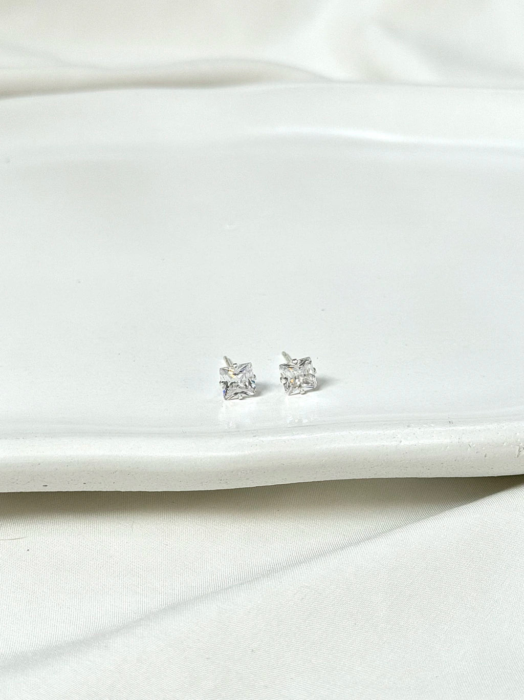 Brinco quadrado cristal branco 6mm
