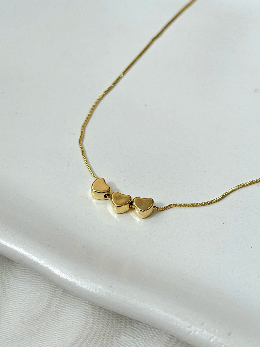 Colar com três corações lisos