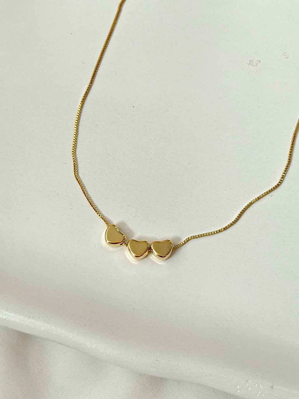 Colar com três corações lisos