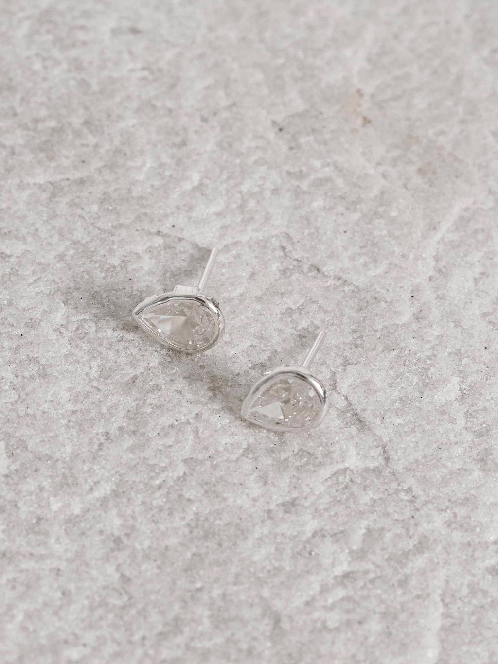 Brinco zircônia gota embutida 8mm