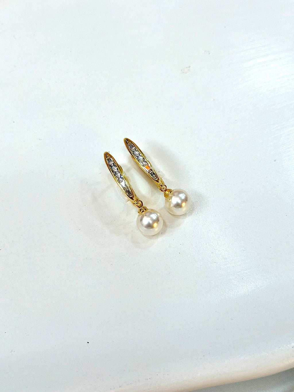 Argola cravejada com pérola