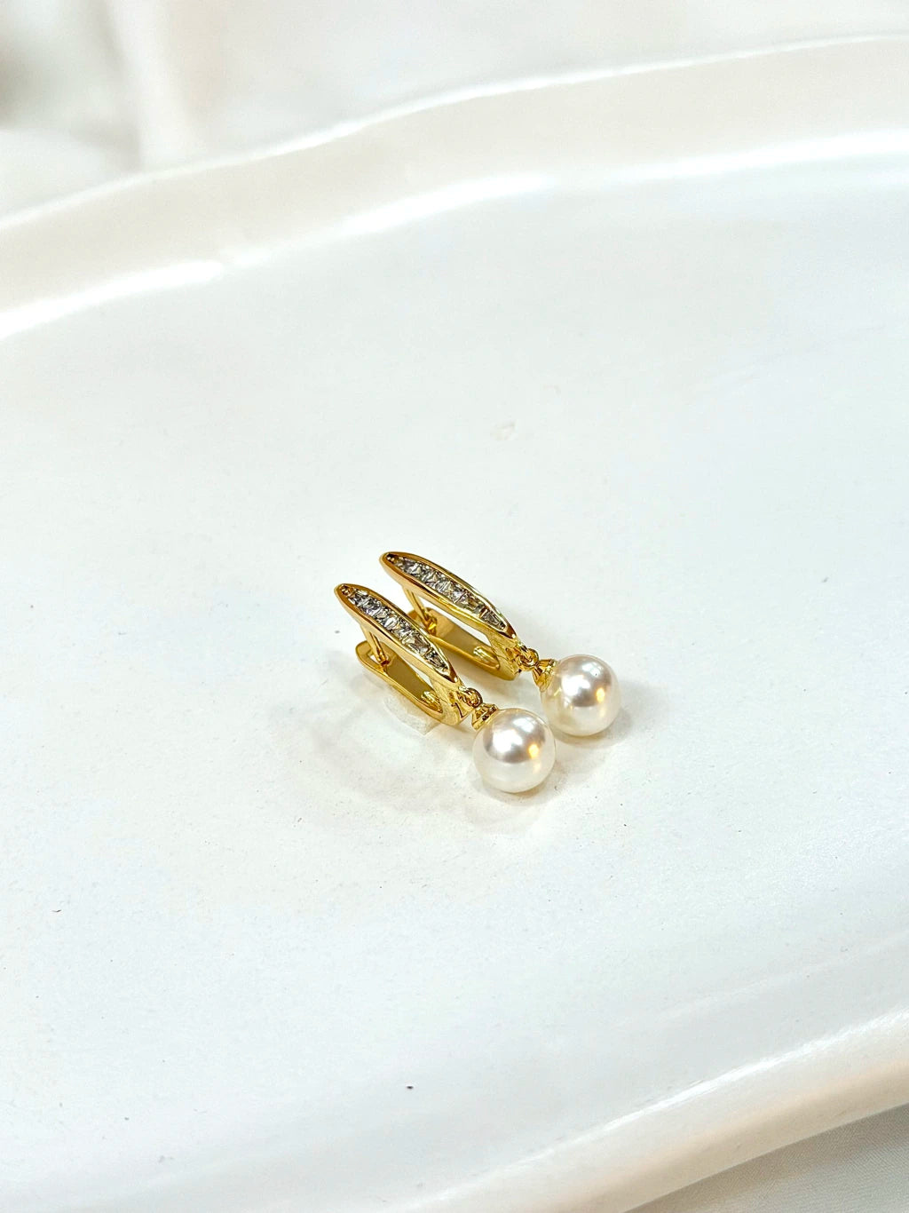 Argola cravejada com pérola