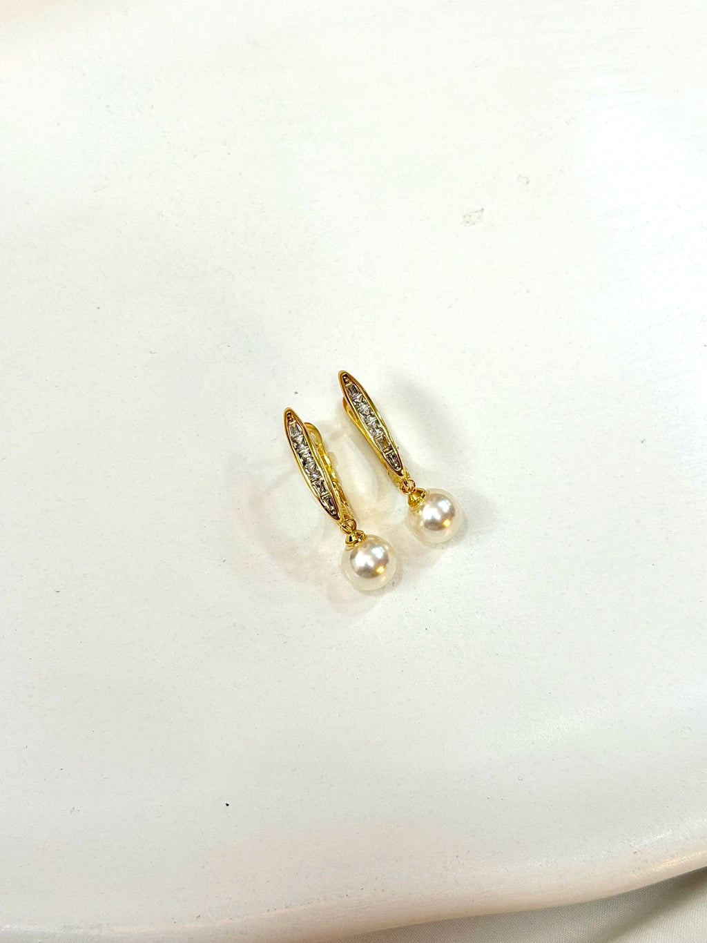 Argola cravejada com pérola