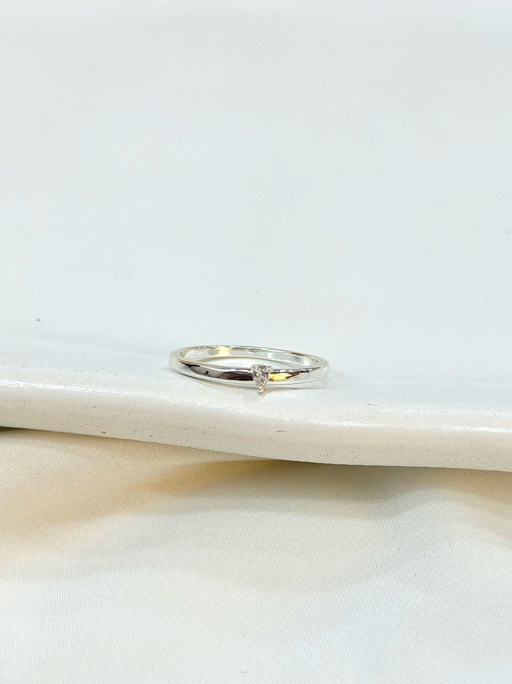 Anel solitário gota