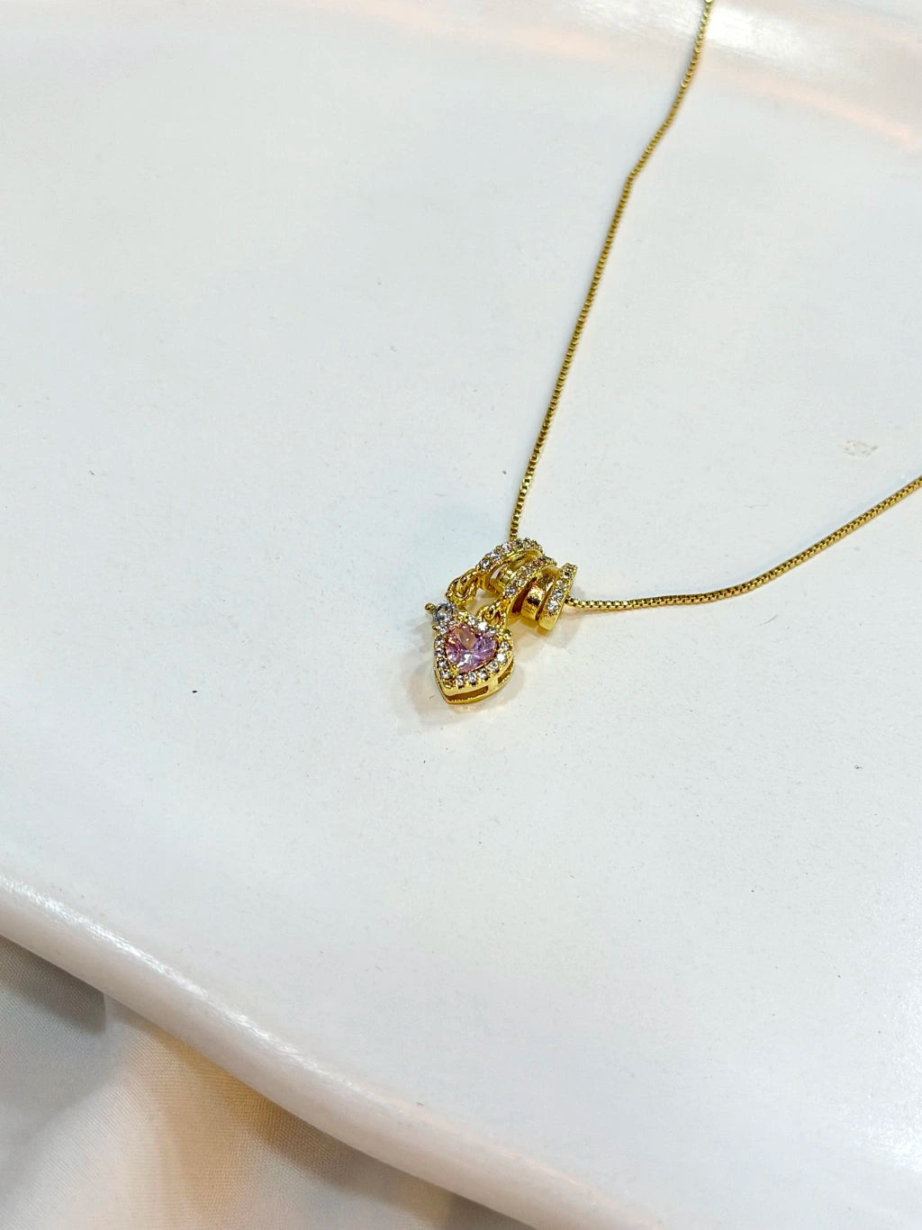 Colar cravejado coração rosa e ponto de luz