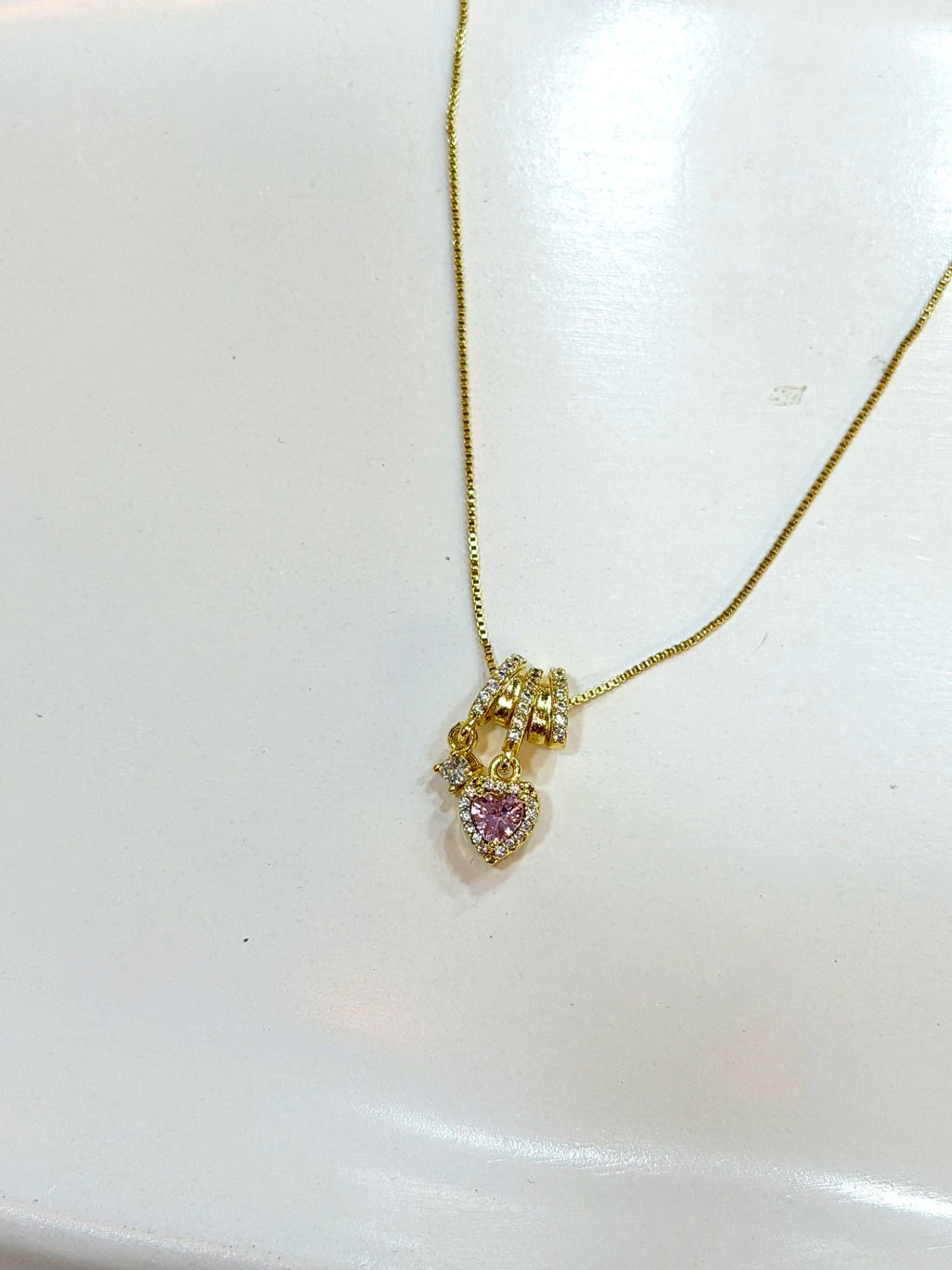 Colar cravejado coração rosa e ponto de luz