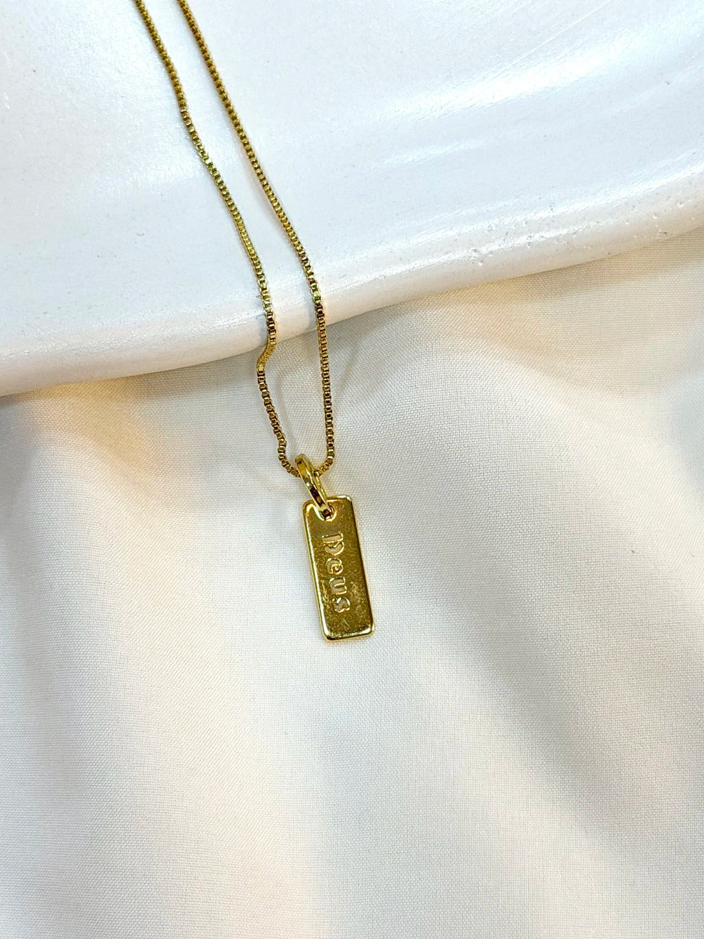 Colar pingente “Deus” 15X6MM