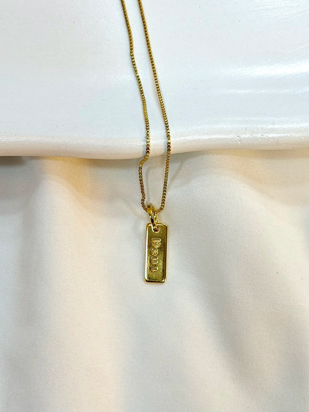 Colar pingente “Deus” 15X6MM